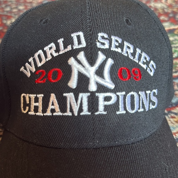 New York Yankees World Series 2009 Champions Black Velcro Adjustable Hat - Picture 2 of 6